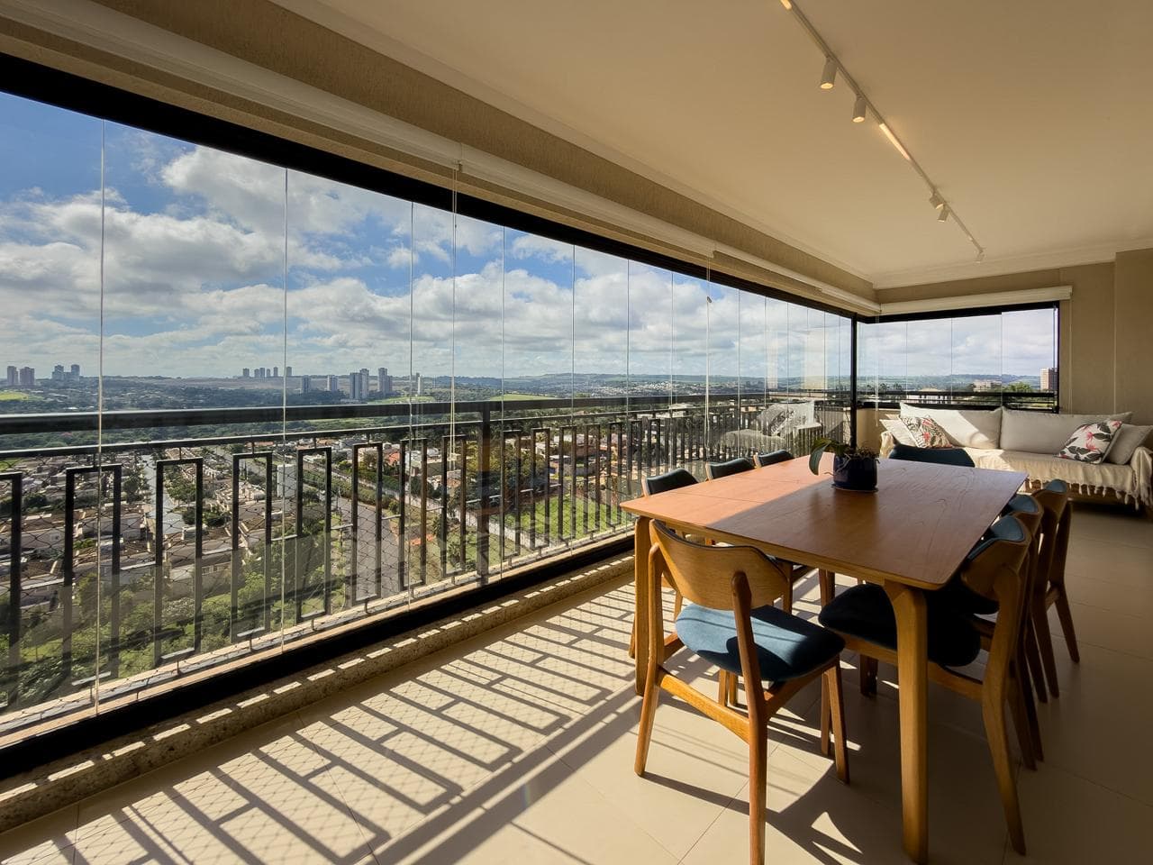 Apartamento alto padrão 4 dorms (1 suíte) com varanda gourmet e vista panorâmica - foto 1
